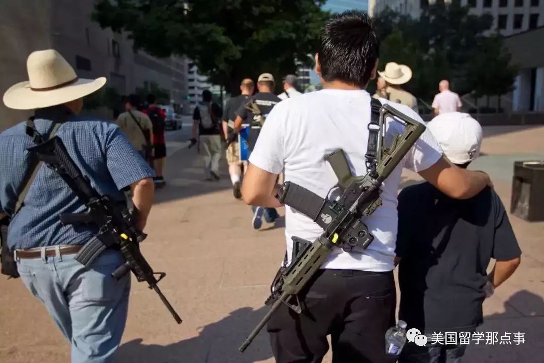 如果你看到一群背着枪的人,不要慌张,不要害怕,他们不是恐怖分子