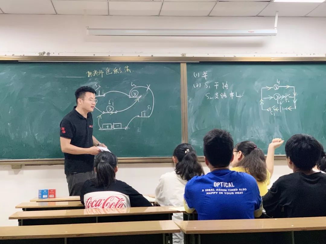 被学生和家长"吹"出来的名师 ——记陈中数理化商丘校区物理教师陈聪