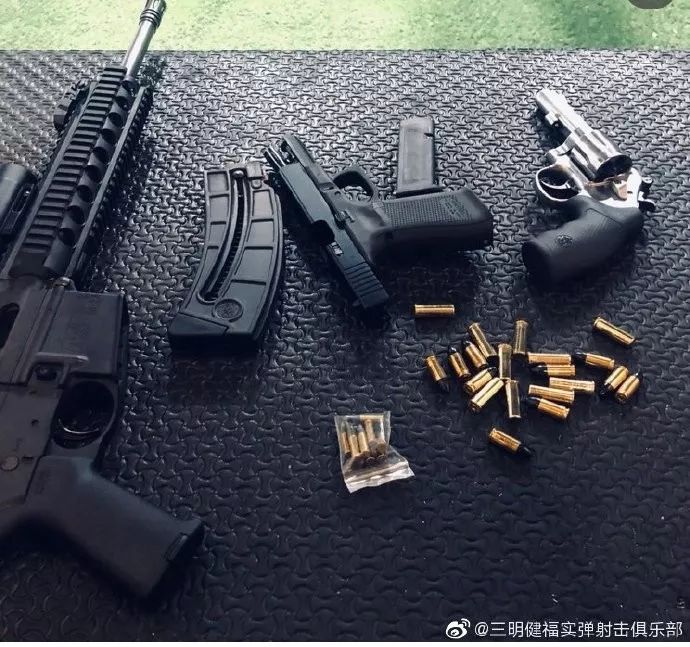 由三明健福实弹射击俱乐部向小朋友介绍枪械知识,及现场枪械拆装演练