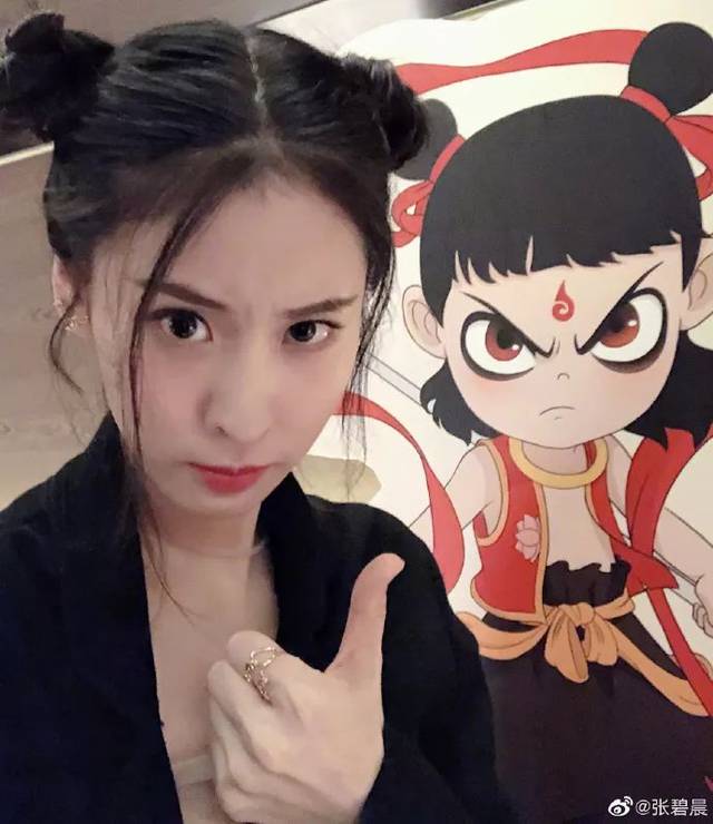 哪吒头烟熏妆肚兜装纸袋裤原来哪吒竟是个走在时尚前沿的潮人