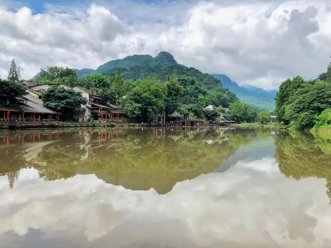 峨眉周边的这个古镇太巴适了,人少景美+网红桥,一天打