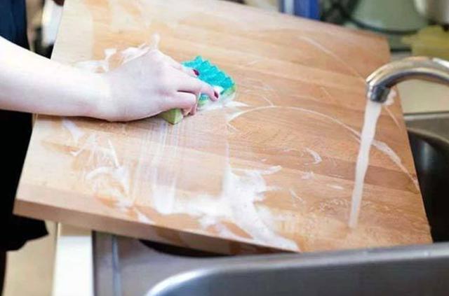                     原创            一口“饮料”差点要了命？孩子狂躁吐血，奶奶悔不当初