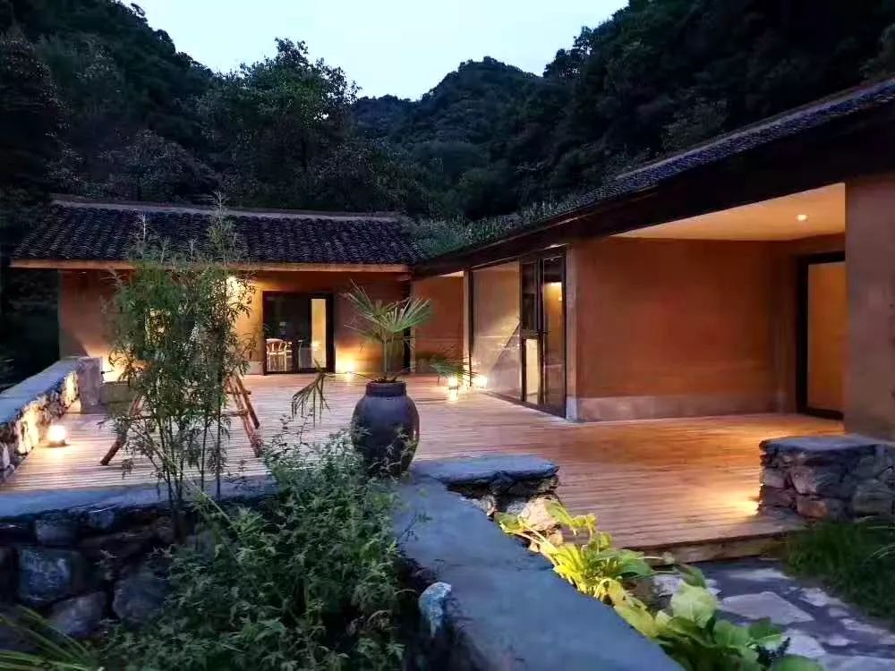 穿过夏日的清凉,驱车驶入留坝县紫街办楼房沟,沿山而上,稀疏的云彩