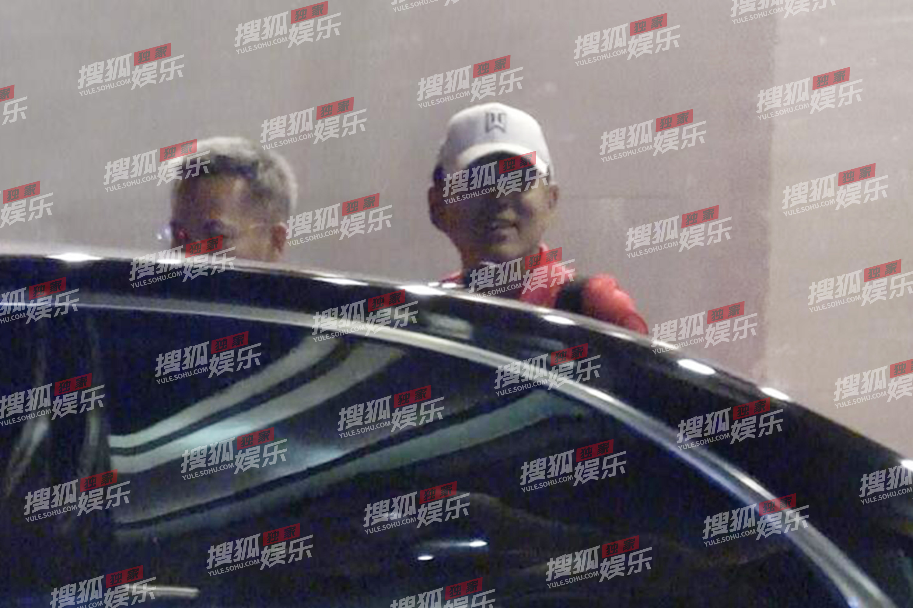 独家陈道明会友乘坐豪车一身红衣满脸笑容