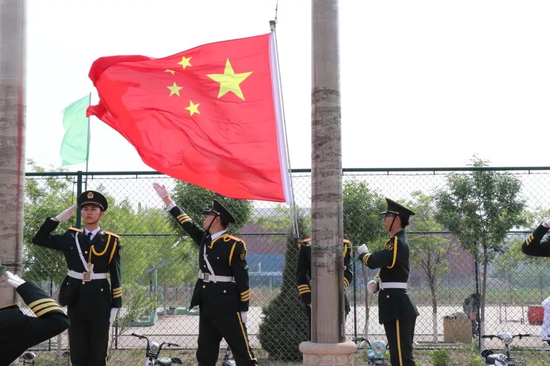 五星红旗迎风飘扬