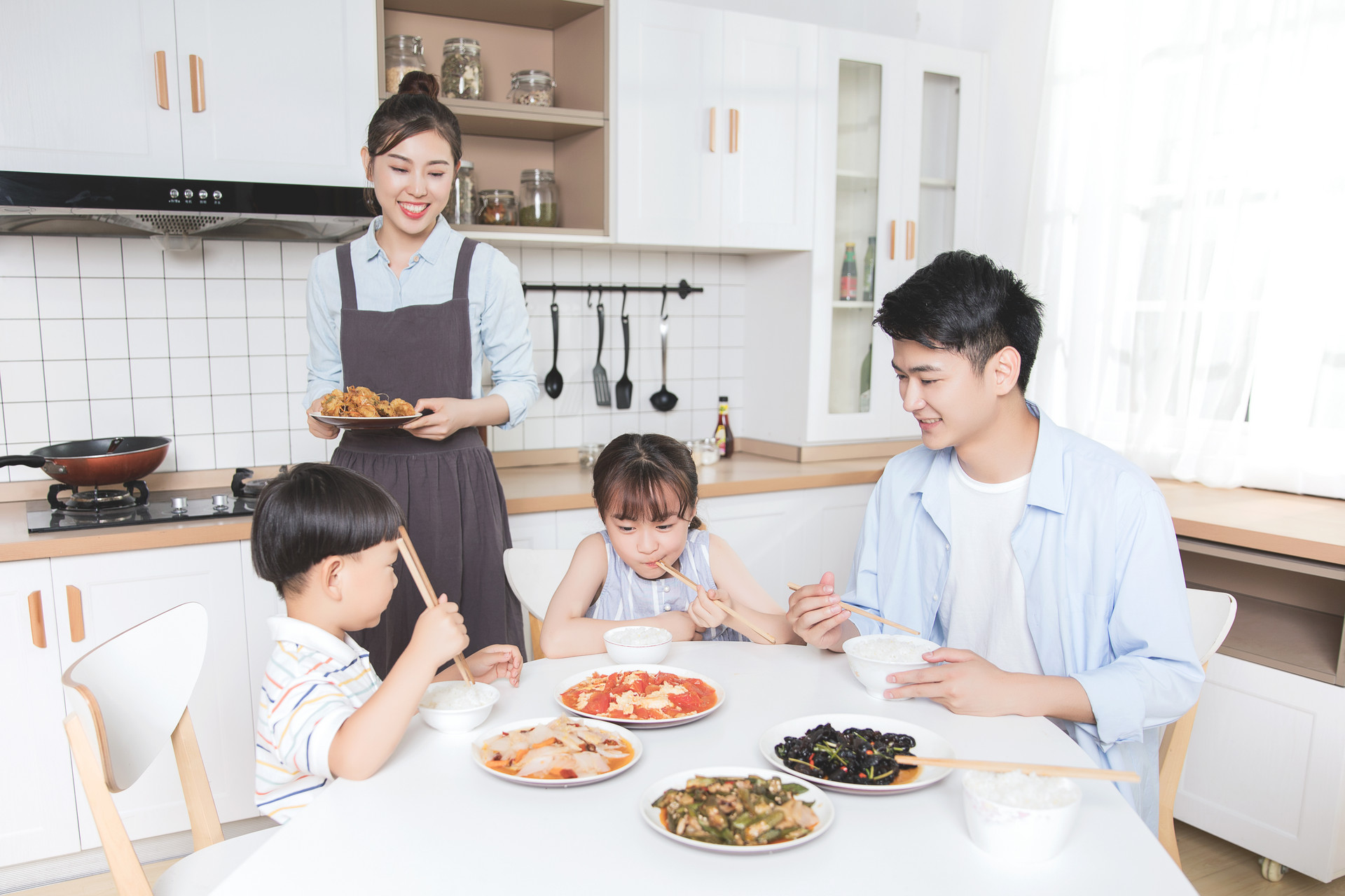 快乐家庭用餐-蓝牛仔影像-中国原创广告影像素材