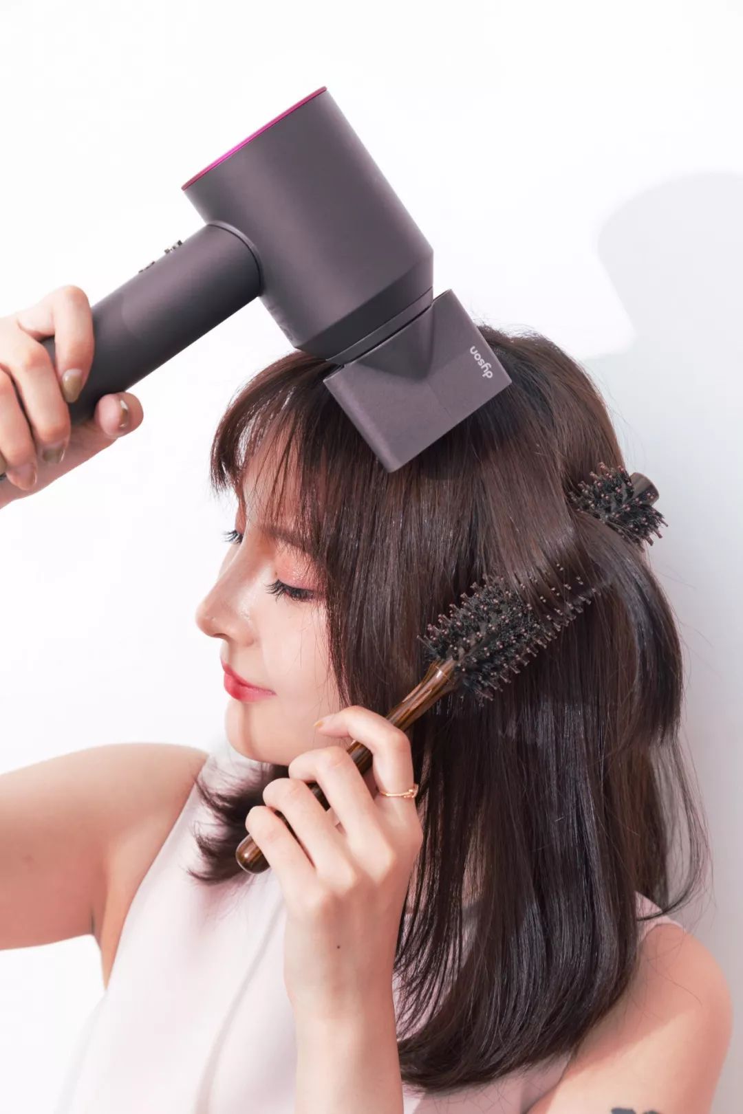 用一台吹风机搞定约会发型