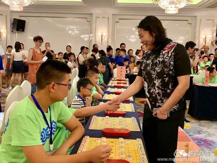 蒋院长鼓励小棋手 盲棋1:25吉尼斯世界纪录的创造者,象棋大师党斐