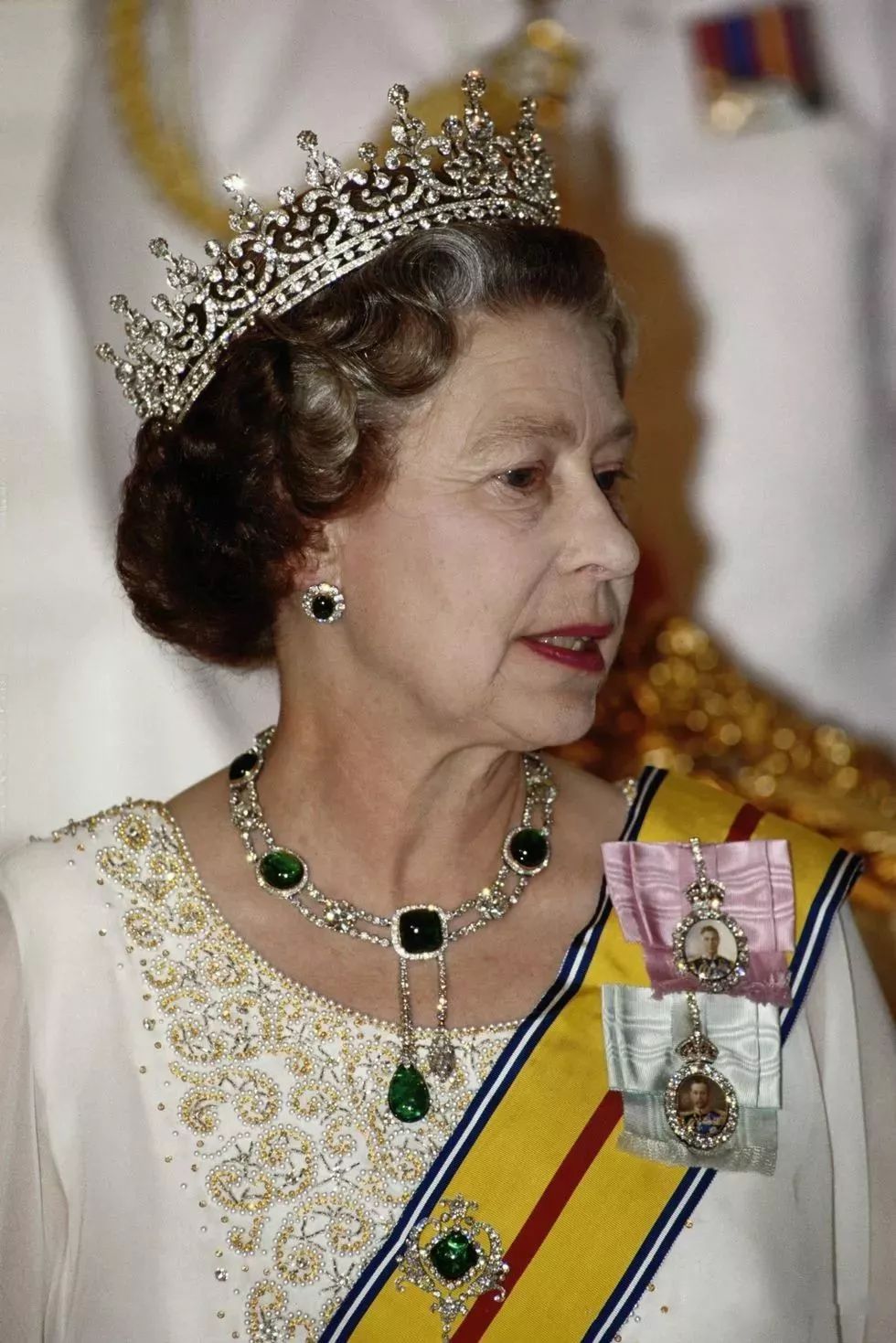 英国女王所配戴的这款别具东方风情的祖母绿首饰包含项链与耳环,是