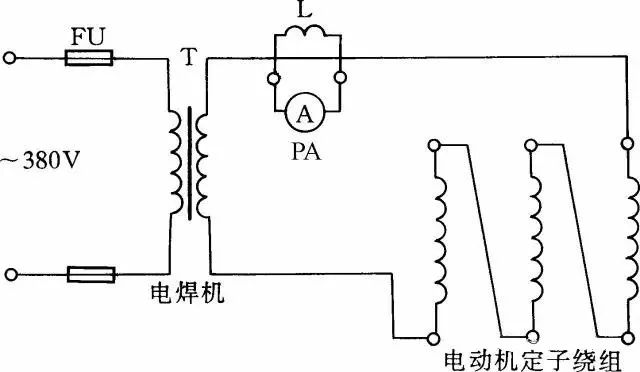 66.变压器短路干燥法 把变压器的一侧绕组短路,另一侧用自耦变压器施加电压,使变压器绕组内流过额定电流,依靠绕组铜损(I2R)产生的热量来加热变压器,可达到干燥变压器的目的,如图32所示。本方法简便实用,干燥升温快。但需用自耦变压器容量也较大,一般比被干燥变压器的容量大10%以上。另外此法也容易产生局部过热,并且耗电量较大,所以,一般只适用于被干燥变压器容量不大的情况下。为了安全起见,一般都从变压器低压侧施加电压,而把高压侧短接。对三绕组变压器,只能把其中一个绕组接电源,另一个短路接地,而第三个绕组要开