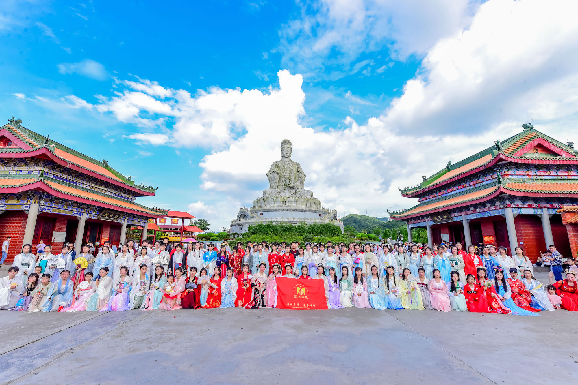 广东观音山举行大型汉服主题活动 现场上演古代婚礼秀