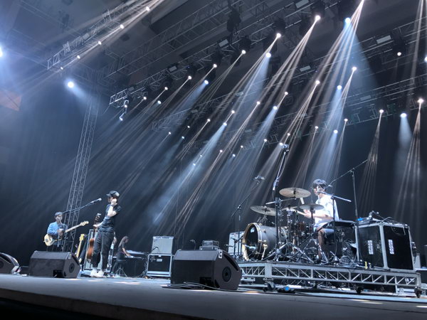 谢震廷带乐队闪现天空音乐节 与观众零距离合