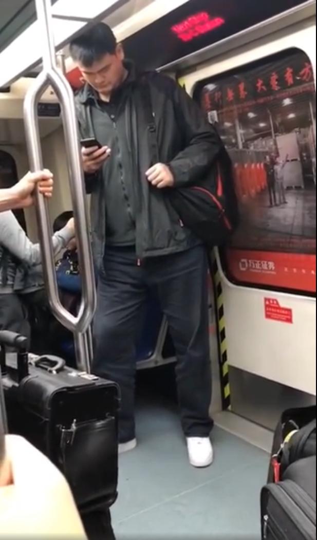 对此,网友们纷纷表示,"姚明下地铁后连忙去医院看了看颈椎""如果可以