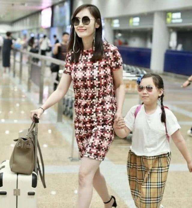 马蓉高调现身机场，一身打扮很贵气， 从小就带女儿炫富？