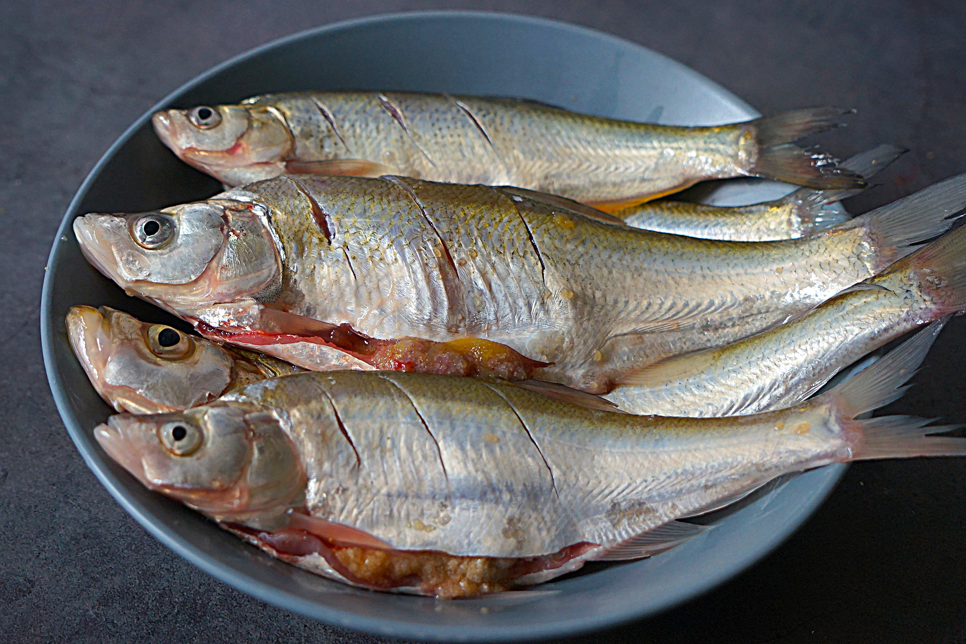 先将大参子内脏和鱼鳞都刮去,并洗干净.
