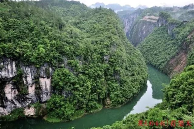 称目前鹤峰县旅游接待能力有限,屏山景区仅仅开发一隅,旅游观光时 "请