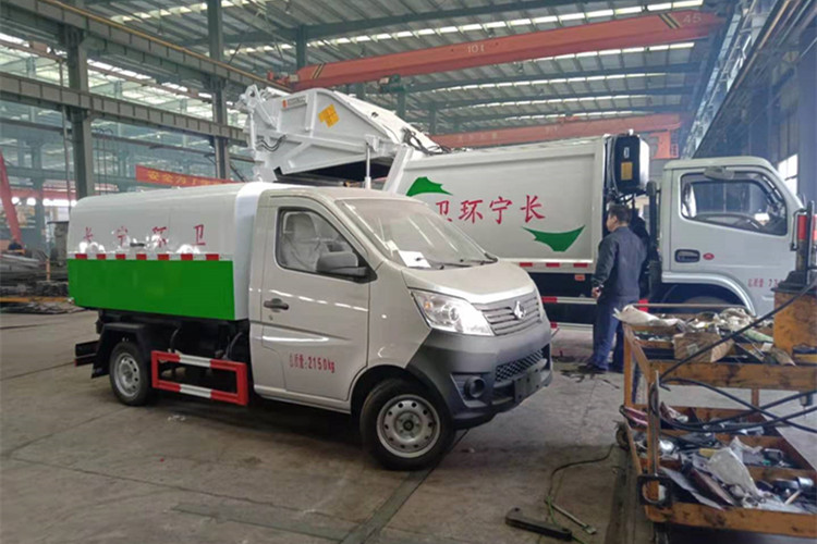 长宁环卫公司订购的长安2.5方自卸式垃圾车