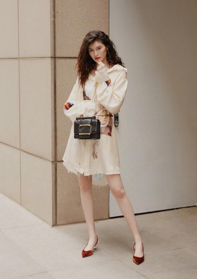 她是"维密天使"何穗,穿简单白t恤配阔腿裤,气场依旧a爆了