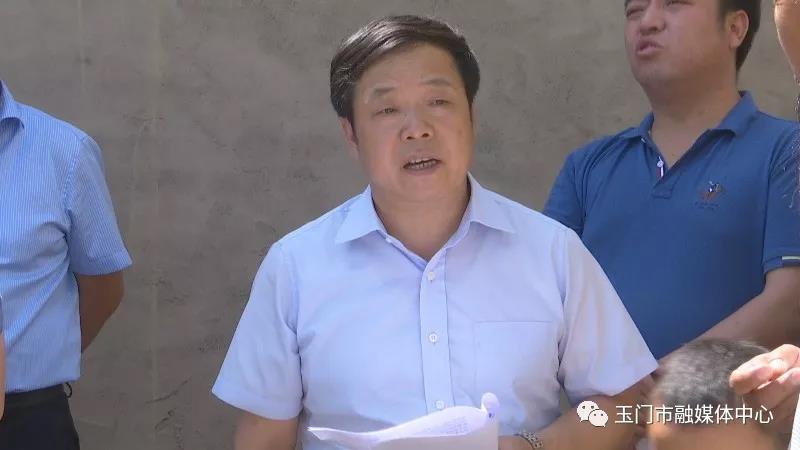 何正军在独山子乡柳湖镇调研脱贫攻坚工作