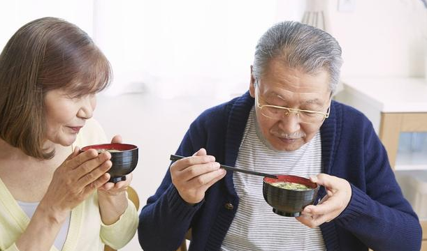 老年人怎么吃才养生?牢记4个饮食小技巧,健康又长寿