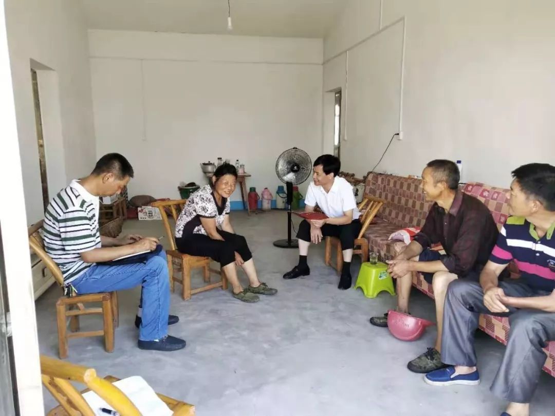 0 1 8月1日,黄花镇党委书记谭宏忠,联系村干部易行林到杨家畈村检查