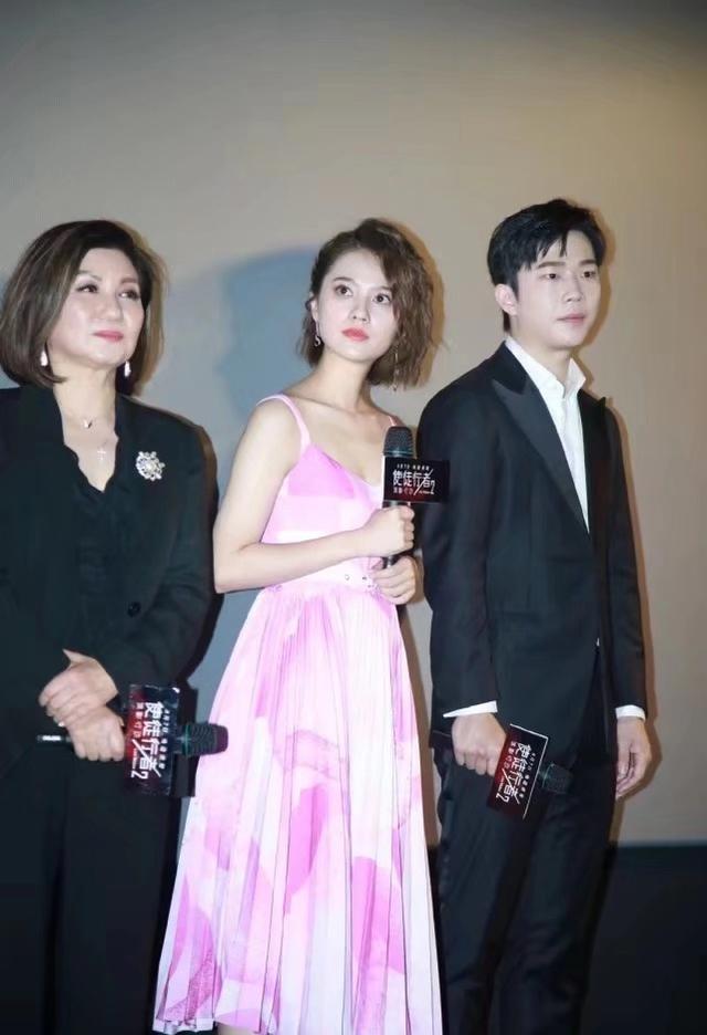 不说姜佩瑶的身材真的很能打啊！这样考验身材的一身竟然一点都不显胖。