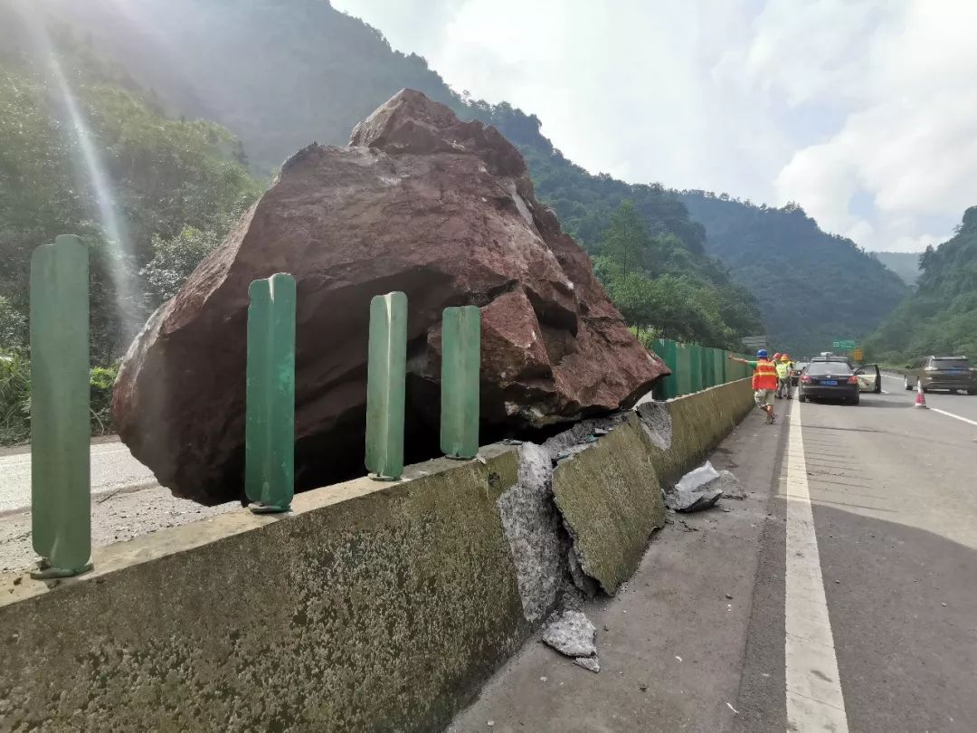 【基层动态】水麻高速山体崩塌 昭通管理处全力以赴抢险