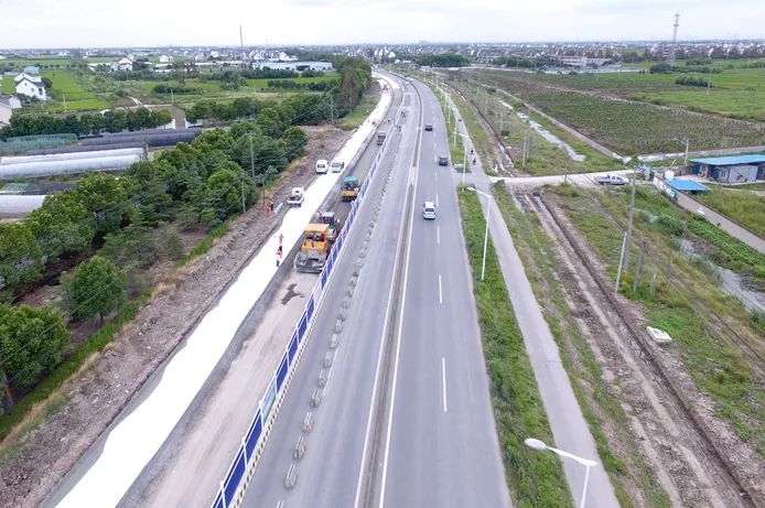 二公司承建的g320公路改扩建工程位于上海市金山区,标段全长3725米.