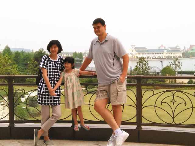 如今姚明叶莉已有一个9岁女儿,身高臂长,是个好苗子.