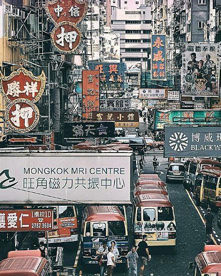原创老照片:上世纪香港一片繁荣,人多车也不少