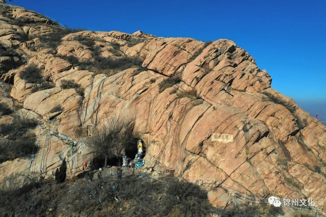 凌海石山原名十三峰,峰峦叠嶂,巍峨险峻,宏伟壮观,其海拔260多米的天