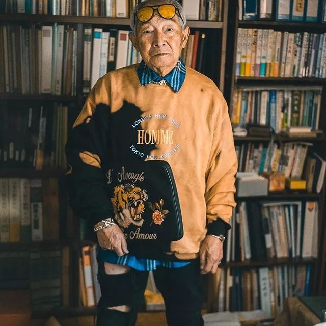 让爷爷看起来又潮又年轻再搭配一条黑色破洞裤衬衫外面套卫衣哲也