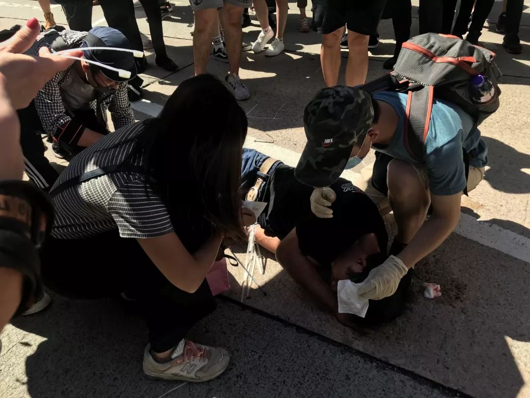 遭示威者围堵捆绑,香港司机忍无可忍冲破路障