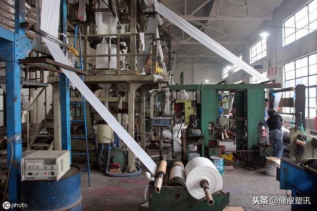 塑料厂老板靠没油水的单子倒贴养工人,不直接停工的原因竟是.