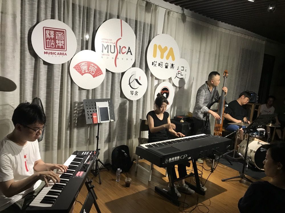 深圳 meeting jazz站 歌手:艾玛  贝斯手:郑皓荣 广州知乐艺术空间