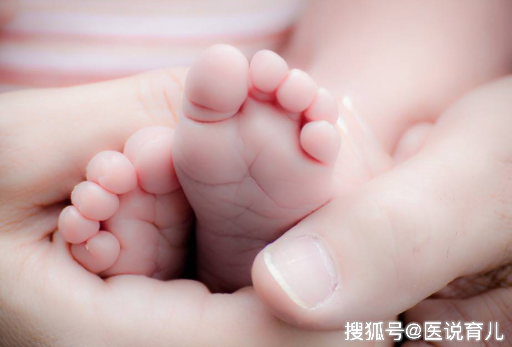                     原创            宝宝肠胀气了，父母留意六个表现，缓解肠胀气四招实用