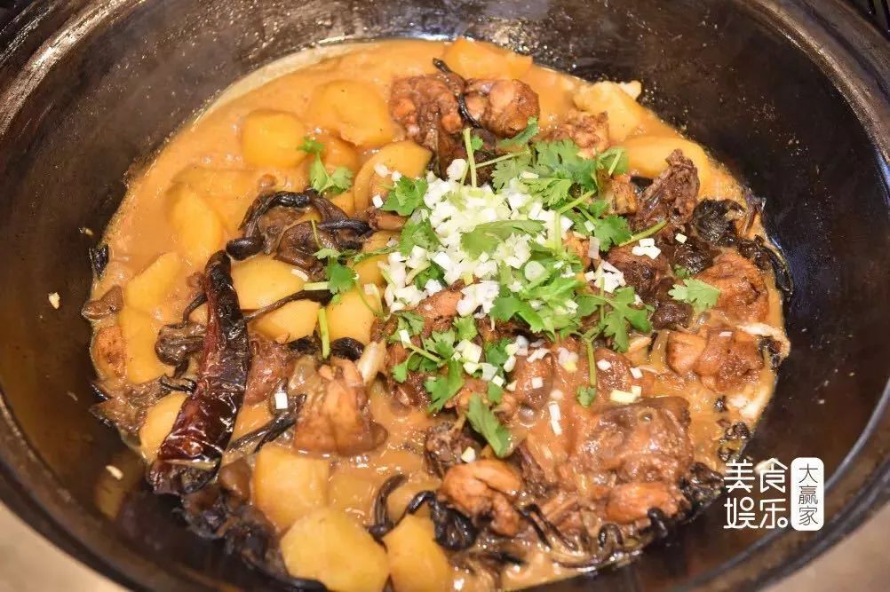 铁锅炖大鹅：独特的烹饪文化与人间烟火气