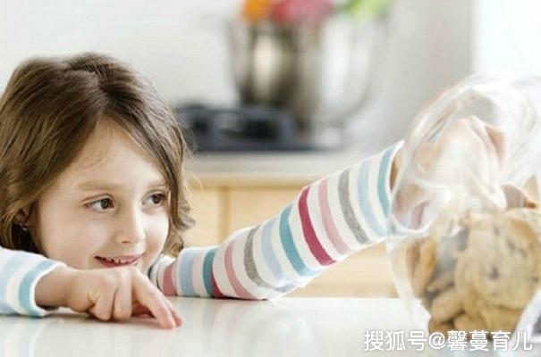                     原创            3岁女童误吞干燥剂，妈妈的做法堪比“教科书”，值得父母学习