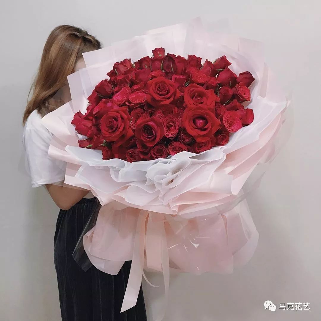 梦境的浪漫寓言，解析梦见自己喜欢的男人给自己送了一束花的深层含义