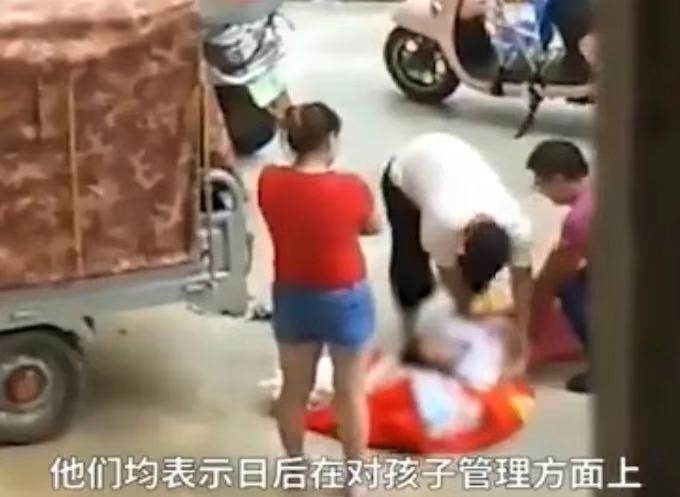 9岁女童小区内遭父亲套头,捆住双脚吊打,围观群众:枉为人父!