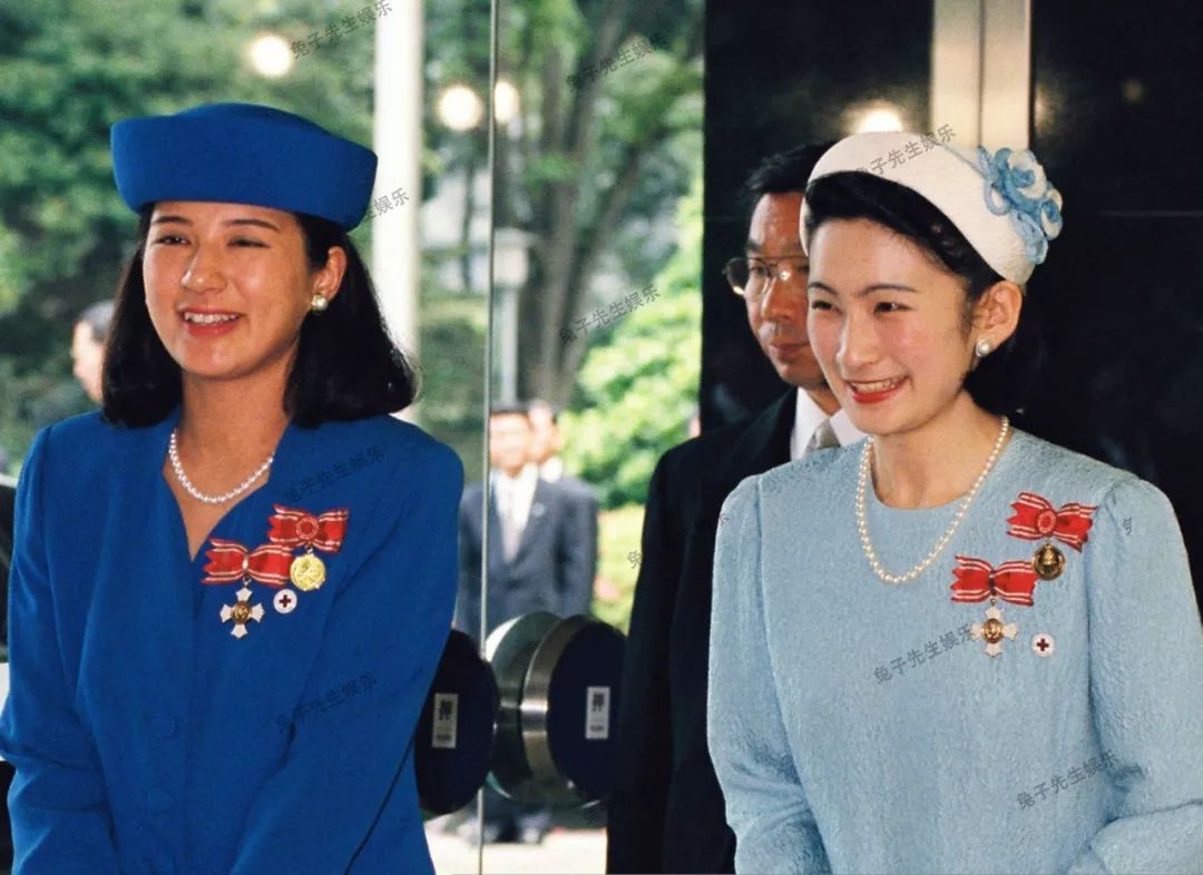 纪子妃够谨慎让文仁和儿子各坐一架飞机不给雅子女儿继承机会