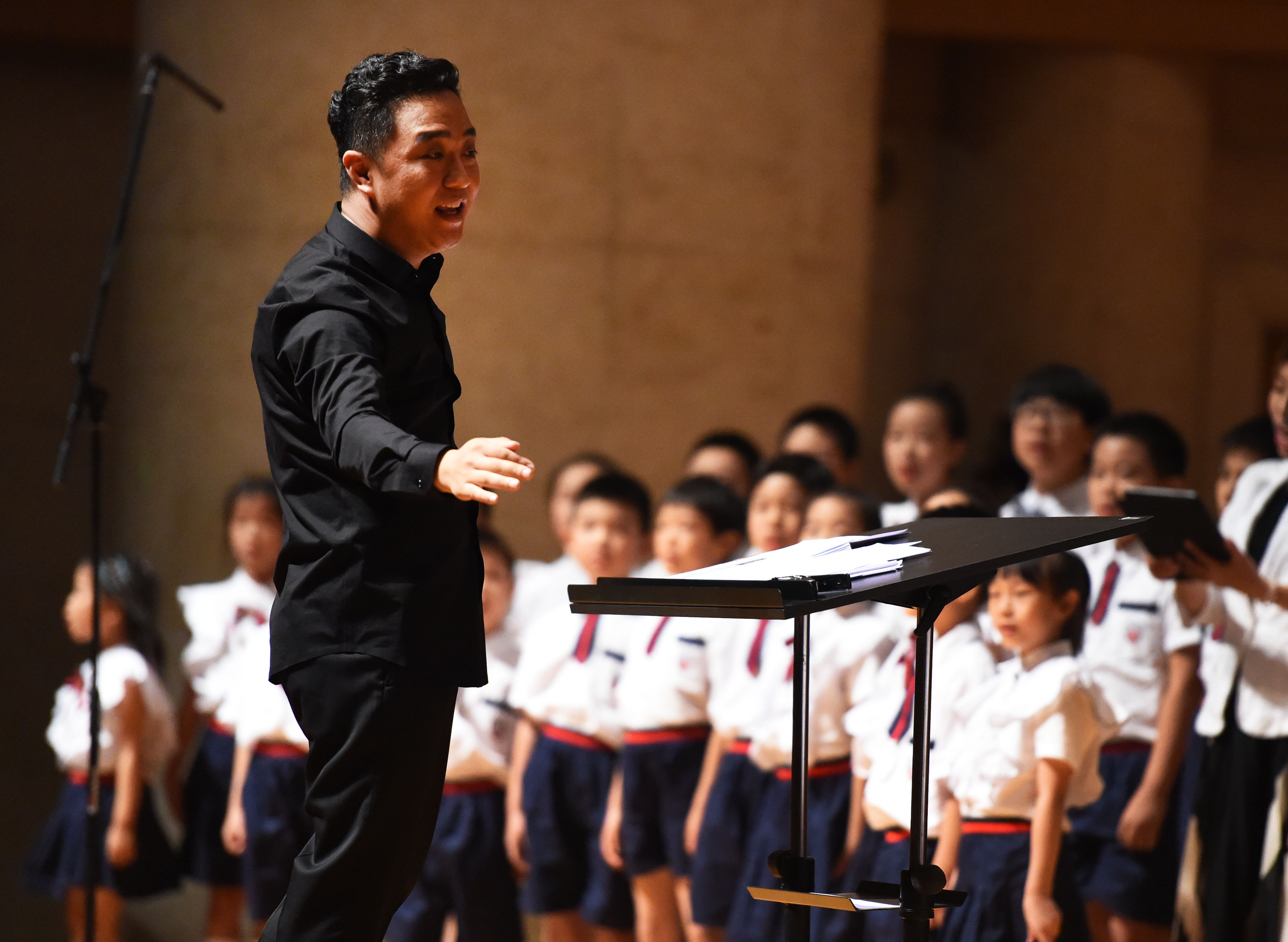 8月6日,国家大剧院驻院作曲家蔡东真(前)在音乐会上指挥.