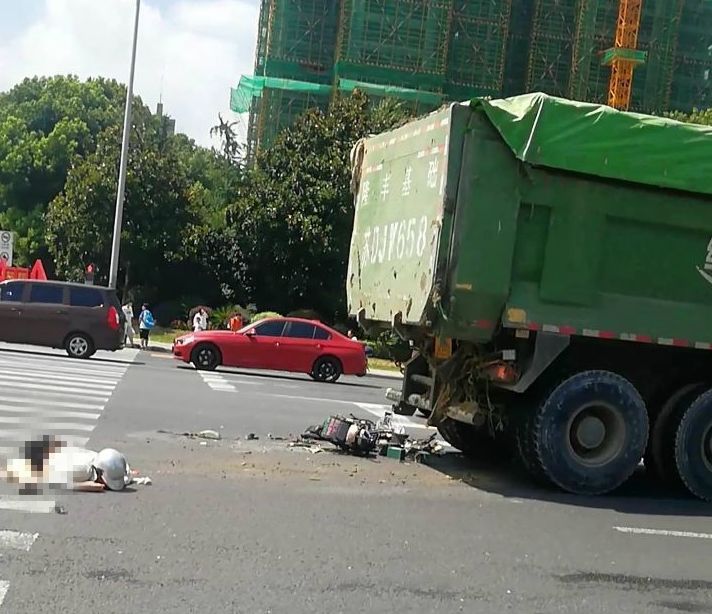 一骑电动车的女子 被一渣土车碾压当场死亡 车祸现场惨烈,电动车已