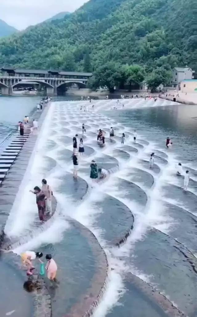 网红九段龙鳞台阶瀑布 黄公望隐居地 湖源溪皮筏漂流二日游 378元