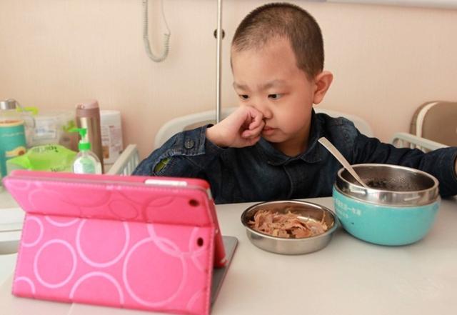                     8岁男孩查出肠癌，是因妈妈天天给孩子吃这早饭，家长们要注意了