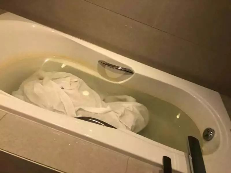 大连一五星酒店退房后 场景"不堪入目"浴缸里还惊现被褥