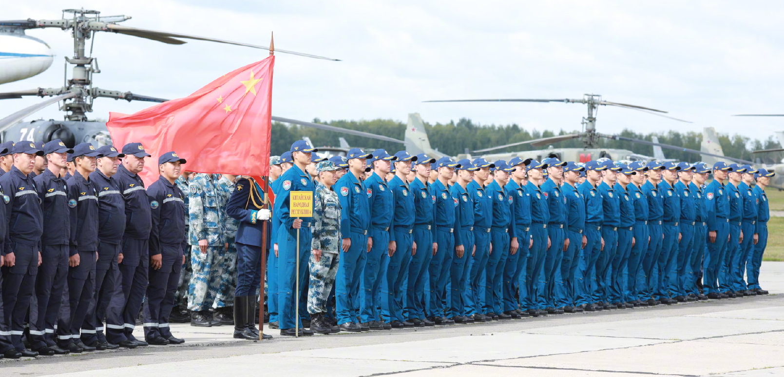 中国空军副参谋长董立少将及其他参赛国空军带队领导出席