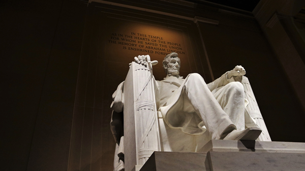 平衡战争与国家、理想与利益、以及原则与变通，林肯做到了