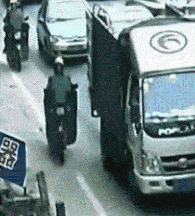 下车前要观察后方路况