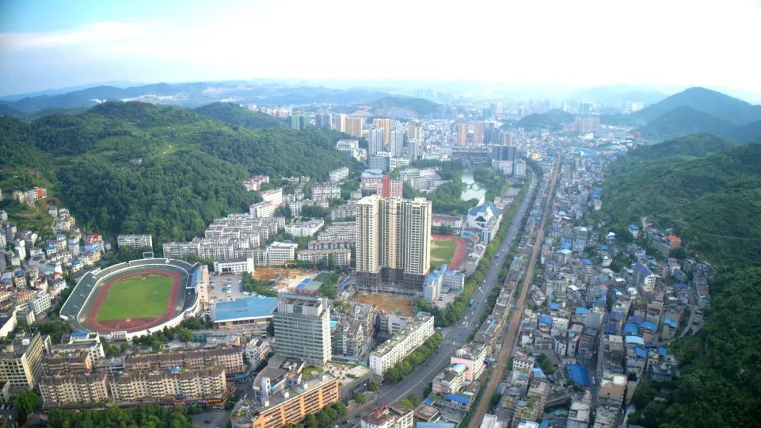 极大地缓解了城市压力,一句话也流传开来——生活在吉首,居住在乾州